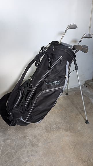 Golfbag med äldre klubbor