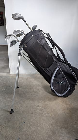 Golfbag med äldre klubbor