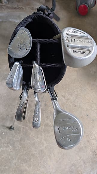 Golfbag med äldre klubbor