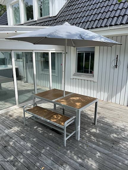 Modernt trädgårdsbord med bänk och parasoll – aluminium & trälook