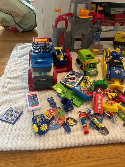 Paw Patrol lekset med bilar, figurer och lekstationer