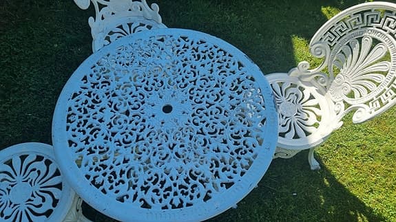 Vit trädgårdsgrupp i gjuten aluminium med runt bord och stolar