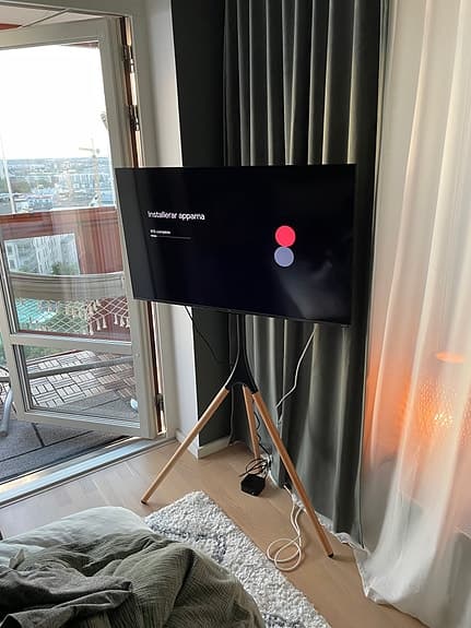 Golvstativ till TV i modern och högkvalitativ ek-design 32"-65"