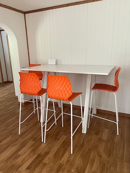 Konferensbord / ståbord med 4 barstolar – Martela