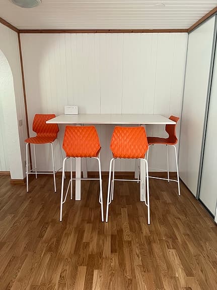 Konferensbord / ståbord med 4 barstolar – Martela