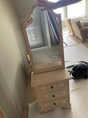 Byrå med tillhörande spegel