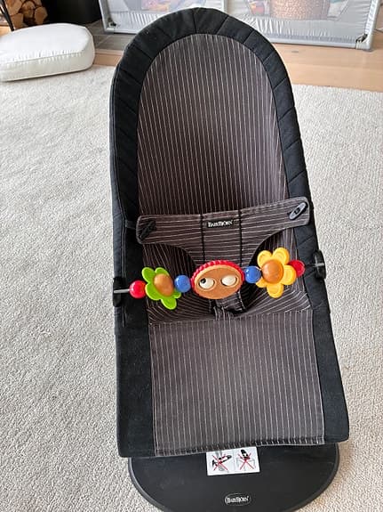 BabyBjörn babysitter svart/grå randig + Bumbo babysitter rosa