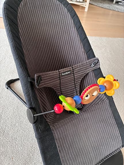 BabyBjörn babysitter svart/grå randig + Bumbo babysitter rosa