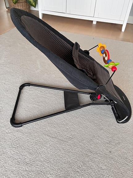 BabyBjörn babysitter svart/grå randig + Bumbo babysitter rosa