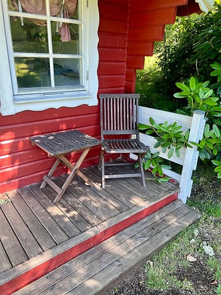 Bord och stol i mörkt trä, ihopfällbara