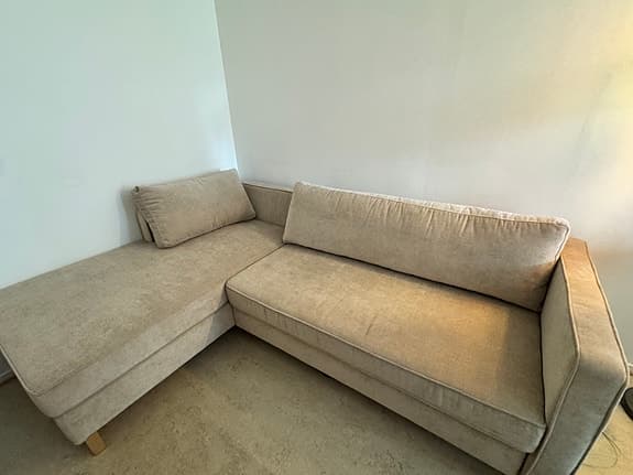 Beige hörnsoffa med schäslong och förvaring