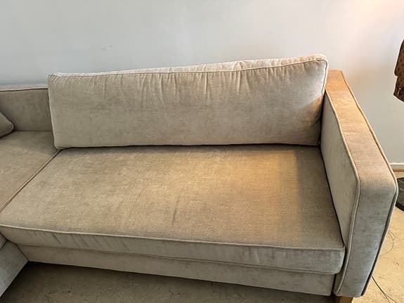 Beige hörnsoffa med schäslong och förvaring