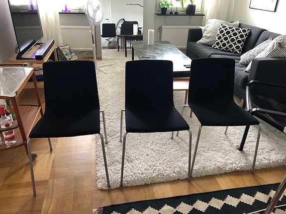 Skandiform, stapelbara stolar. Svart