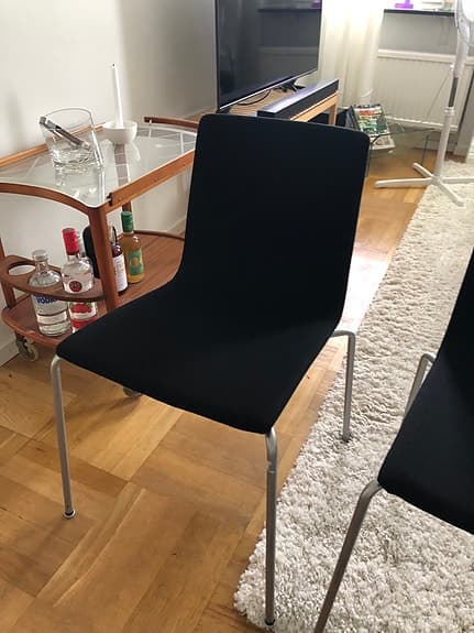 Skandiform, stapelbara stolar. Svart