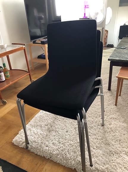 Skandiform, stapelbara stolar. Svart