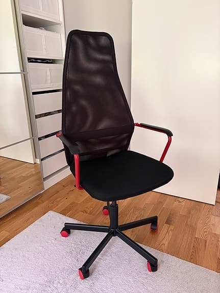 IKEA "Huvudspelare" gamingstol/kontorsstol svart/röd med hög rygg