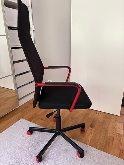IKEA "Huvudspelare" gamingstol/kontorsstol svart/röd med hög rygg