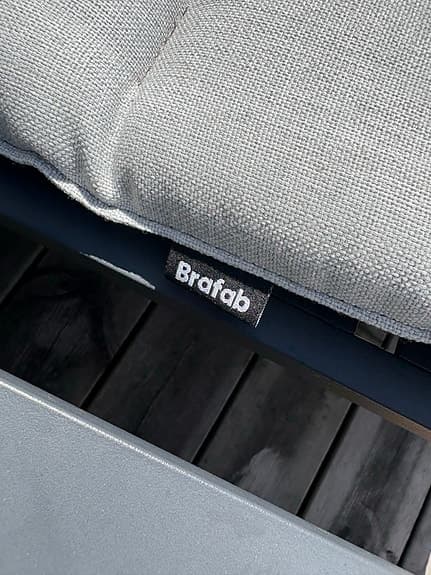 Brafab utesoffa med två sitsar och bord grå