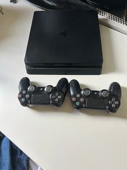 Sony PlayStation 4  Slum spelkonsol svart med två handkontroller