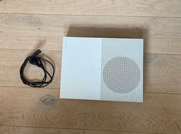 Xbox One S spelkonsol och FIFA spel