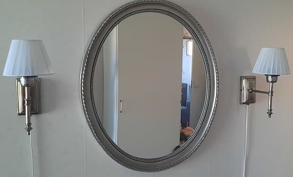 Oval spegel med 2 lampetter