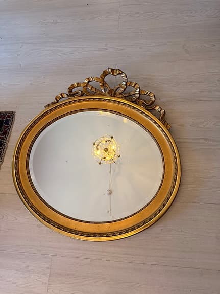Spegel måttet är 65x54 cm