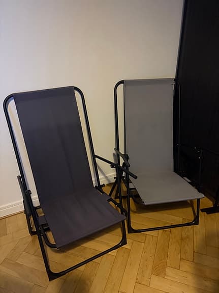 2 hopfällbara stolar med dynor grå/svart