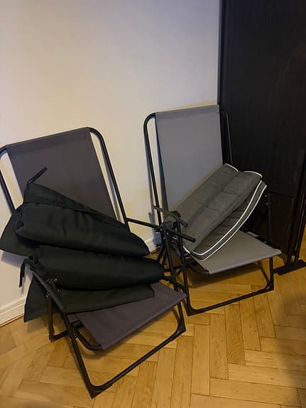 2 hopfällbara stolar med dynor grå/svart