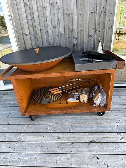 Grillvagn med med eldstad, Stekplatta och förvaringshylla