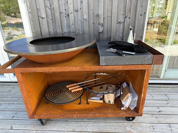 Grillvagn med med eldstad, Stekplatta och förvaringshylla