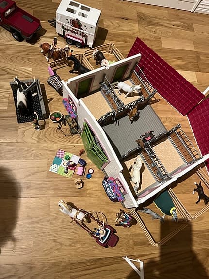 Schleich hästgård med stall och hästar