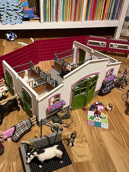 Schleich hästgård med stall och hästar