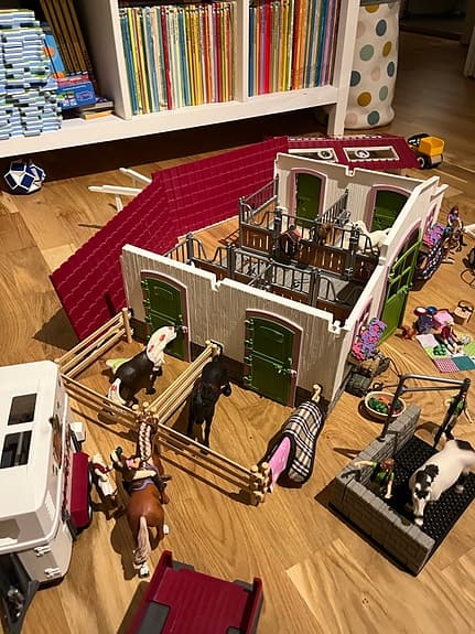 Schleich hästgård med stall och hästar
