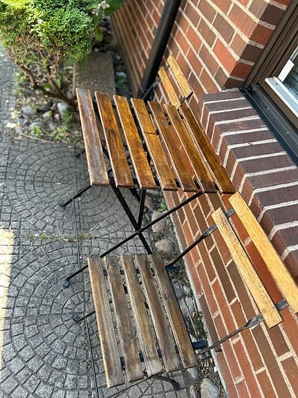 Trädgårdsbord och stolar  i trä och metall