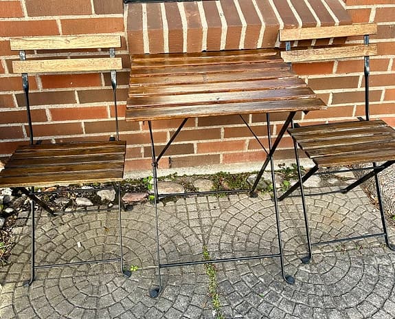 Trädgårdsbord och stolar  i trä och metall