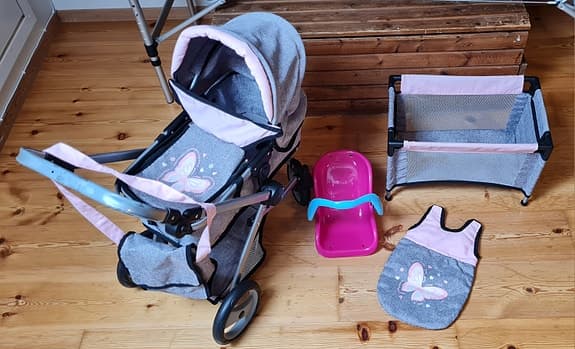 Dockvagn med tillbehör grå/rosa fjärilsmotiv