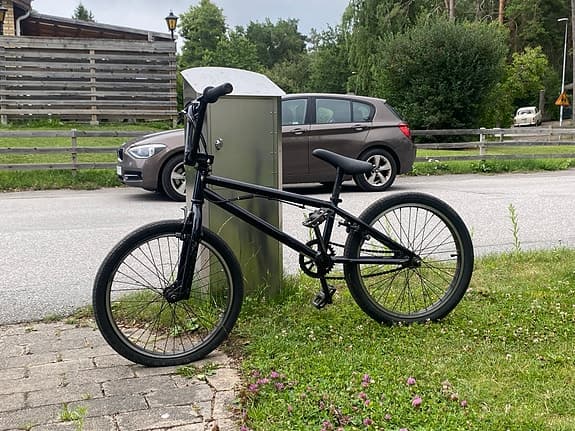 Nyservad BMX-cykel med bromsar