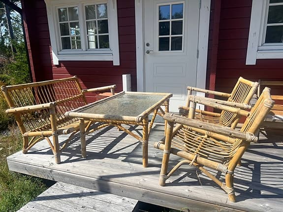Bambumöbler ute – fåtölj, soffa och bord