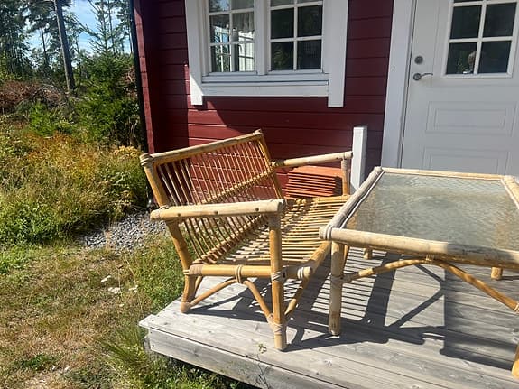 Bambumöbler ute – fåtölj, soffa och bord