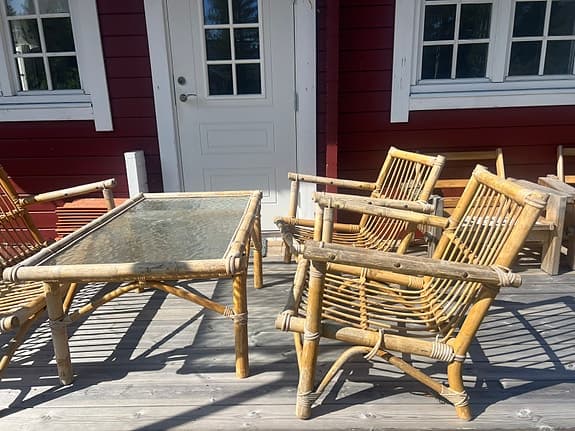 Bambumöbler ute – fåtölj, soffa och bord