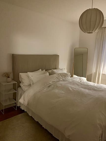 2 stilrena vita sängbord