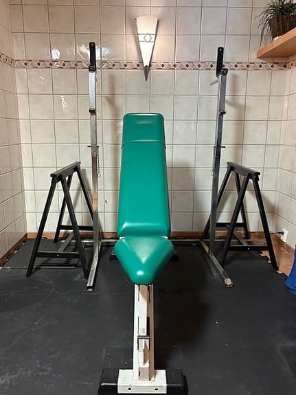 Hemmagym med justerbar styrkebänk