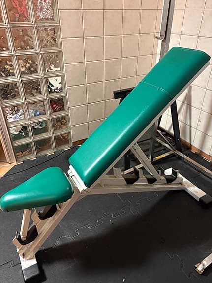 Hemmagym med justerbar styrkebänk