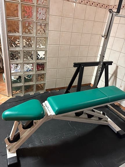 Hemmagym med justerbar styrkebänk