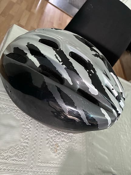 Cykelhjälm svart/vit mönstrad