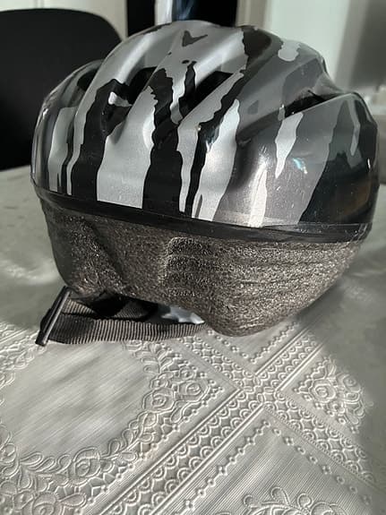 Cykelhjälm svart/vit mönstrad