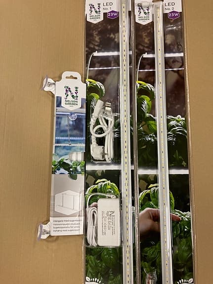 2 st  helt nya LED växtbelysning. 85 cm långa. 23W