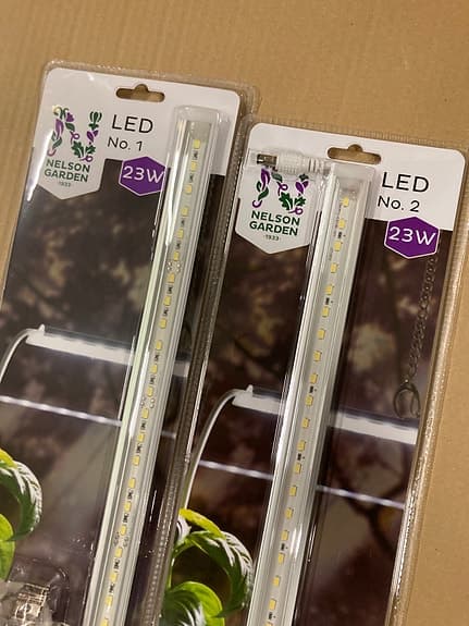 2 st  helt nya LED växtbelysning. 85 cm långa. 23W