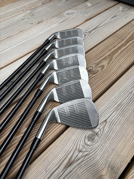Järnset golfklubbor 4–9 + PW