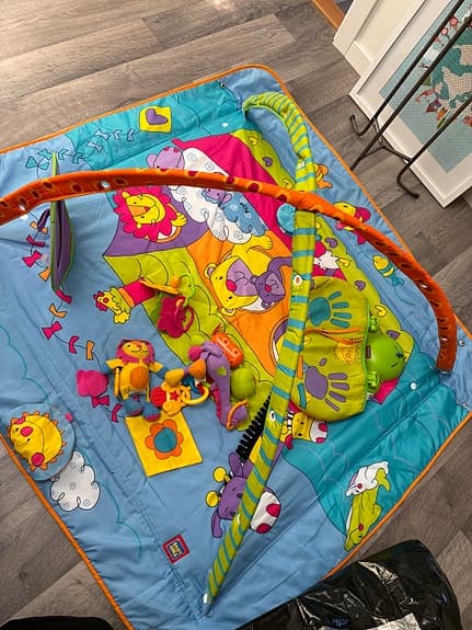 Babygym lekmatta med bågar och leksaker